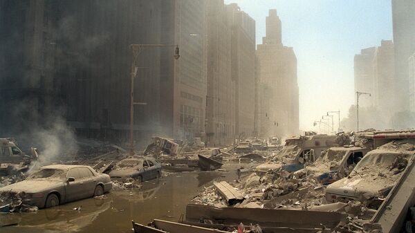 Escombros e cinzas nas ruas de Manhattan depois de dois aviões sequestrados terem colidido com o World Trade Center, 11 de setembro de 2001 - Sputnik Brasil