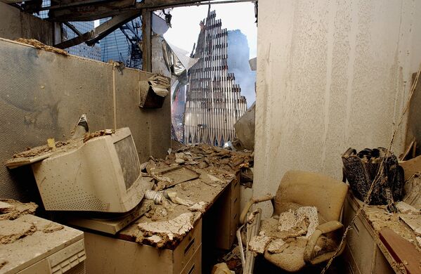 Escritório destruído e vista da Torre Gêmea desmoronada após os ataques terroristas em Nova York. - Sputnik Brasil