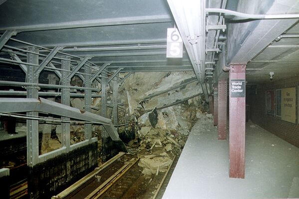 Túnel do metrô de Nova York sob escombros após os ataques terroristas contra o World Trade Center. - Sputnik Brasil