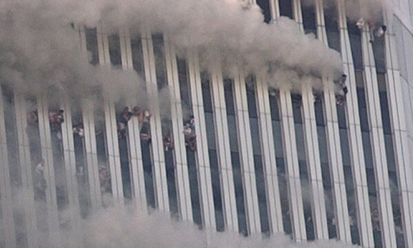 Pessoas se pendurando nas janelas quebradas da Torre Norte do World Trade Center após o ataque terrorista em Nova York na manhã de 11 de setembro de 2001. - Sputnik Brasil