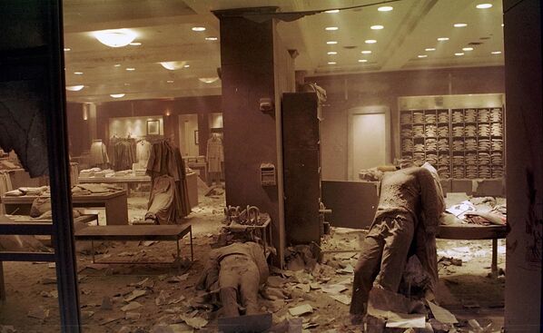 Manequins no chão de uma loja em Nova York perto do World Trade Center após o colapso das Torres Gêmeas, 11 de setembro de 2001. - Sputnik Brasil