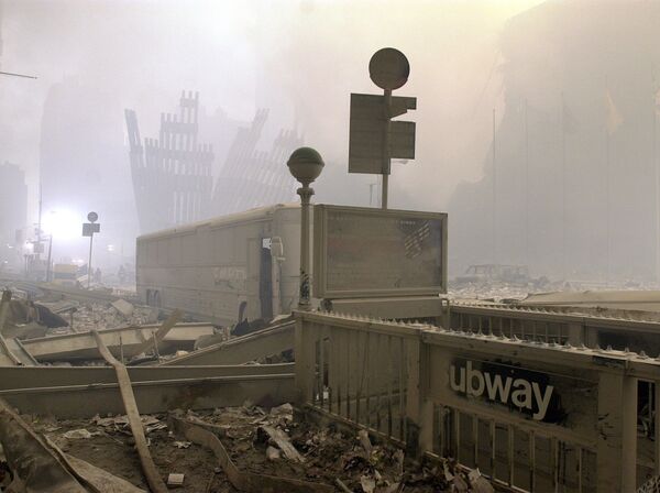 Entrada do metrô destruída e ônibus perto do World Trade Center após os ataques terroristas em Nova York, 11 de setembro de 2001. - Sputnik Brasil