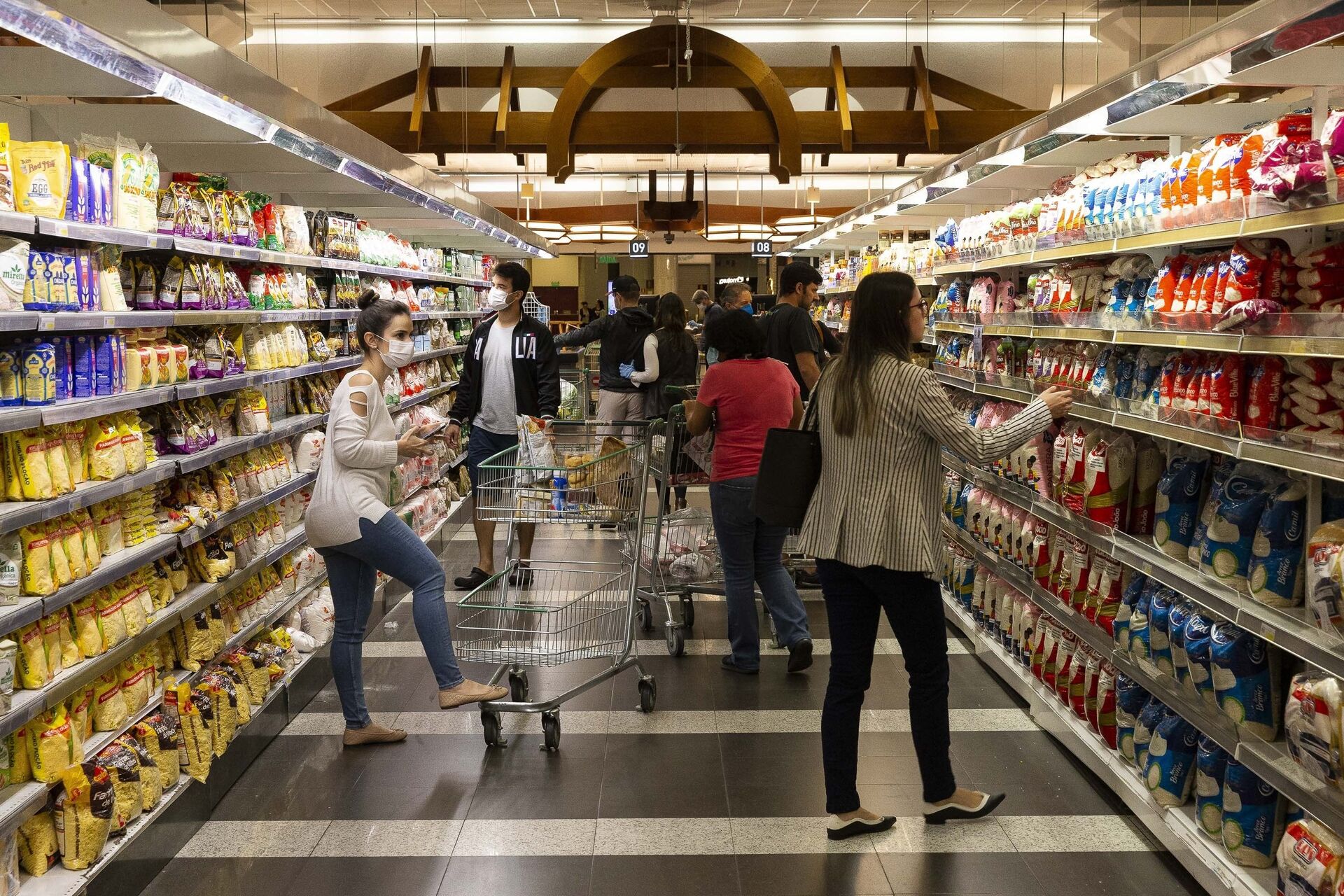 Pessoas fazem compra em supermercado de classe média em São Paulo, 31 de agosto de 2021 - Sputnik Brasil, 1920, 10.12.2021