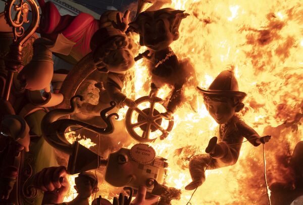 Ninots ardem em uma instalação do Festival La Fallas, o principal festival de bonecos gigantes de Valência, na Espanha, 5 de setembro de 2021. - Sputnik Brasil