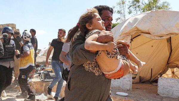 Homem carrega garota, ferida durante bombardeio de campo de refugiados no norte da Síria, 7 de setembro de 2021 - Sputnik Brasil