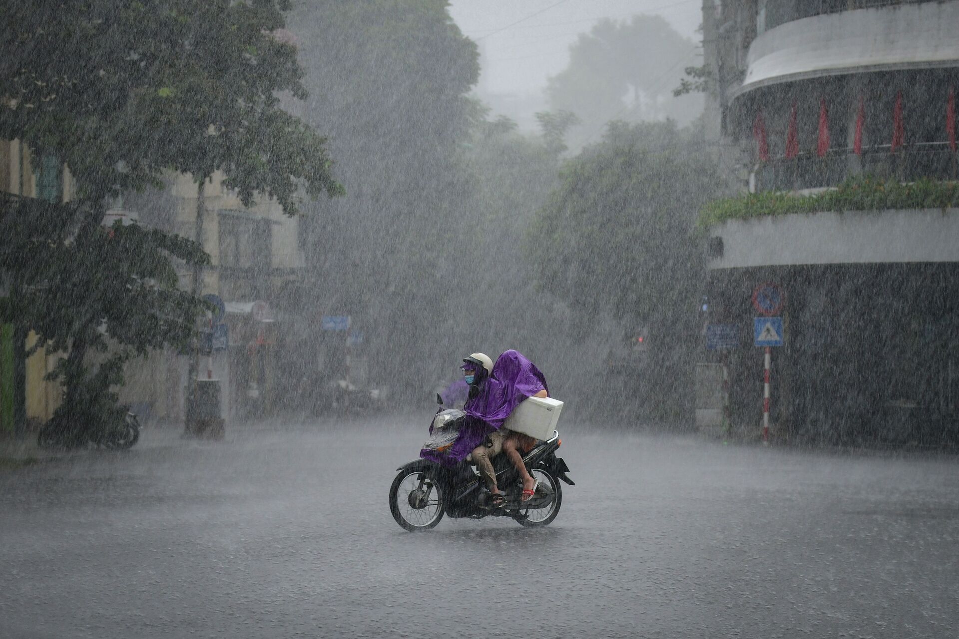 Motociclista é flagrado durante fortes chuvas em Hanoi, Vietnã, 8 de setembro de 2021 - Sputnik Brasil, 1920, 27.09.2022