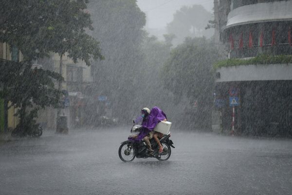 Motociclista é flagrado durante fortes chuvas em Hanoi, Vietnã, 8 de setembro de 2021. - Sputnik Brasil