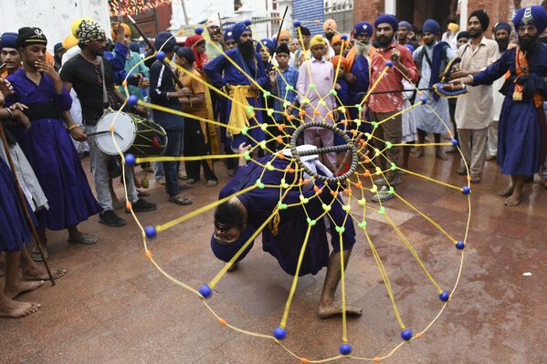 Jovem pratica arte marcial conhecida como Gatka no 417º aniversário do guru Granth Sahib, no Templo Dourado em Amritsar, 7 de setembro de 2021. - Sputnik Brasil