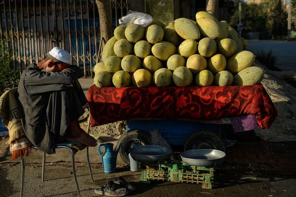 Afegão vendedor de frutas espera por clientes ao longo de rua em Cabul, 7 de setembro de 2021. - Sputnik Brasil