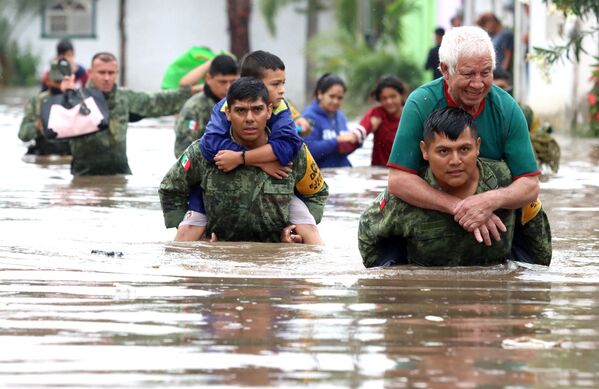 Membros do Exército mexicano resgatam pessoas que ficaram ilhadas em suas casas após fortes chuvas no México, 3 de setembro de 2021. - Sputnik Brasil