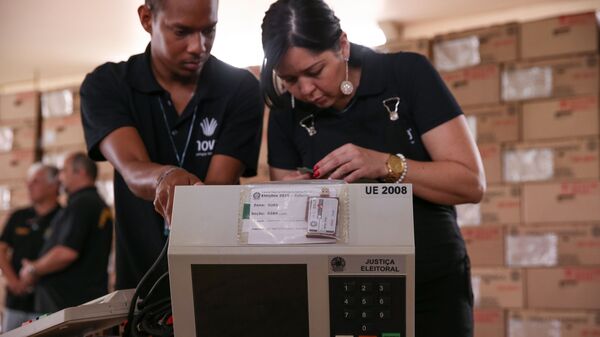  O TRE-DF (Tribunal Regional Eleitoral) realiza o teste e lacração das urnas eletrônicas (foto de arquivo). - Sputnik Brasil
