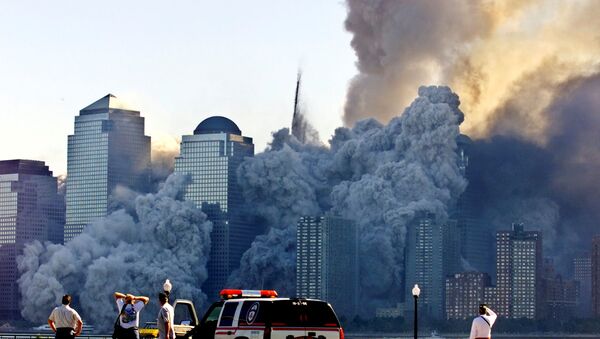A Torre 2 do World Trade Center de Nova York cai e dissolve-se em nuvem de poeira e detritos após ataques terroristas, como visto da cidade de Jersey City, Nova Jersey, EUA, 11 de setembro de 2001 - Sputnik Brasil