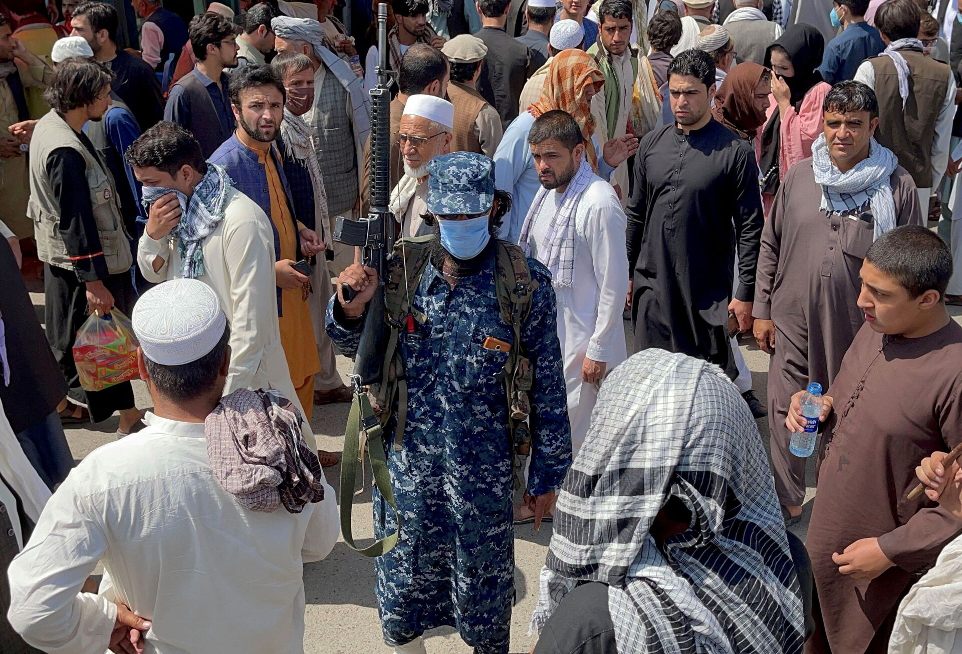 Um membro das forças de segurança do Talibã monta guarda entre as pessoas que passam em uma rua em Cabul, Afeganistão, 4 de setembro de 2021 - Sputnik Brasil, 1920, 09.11.2021