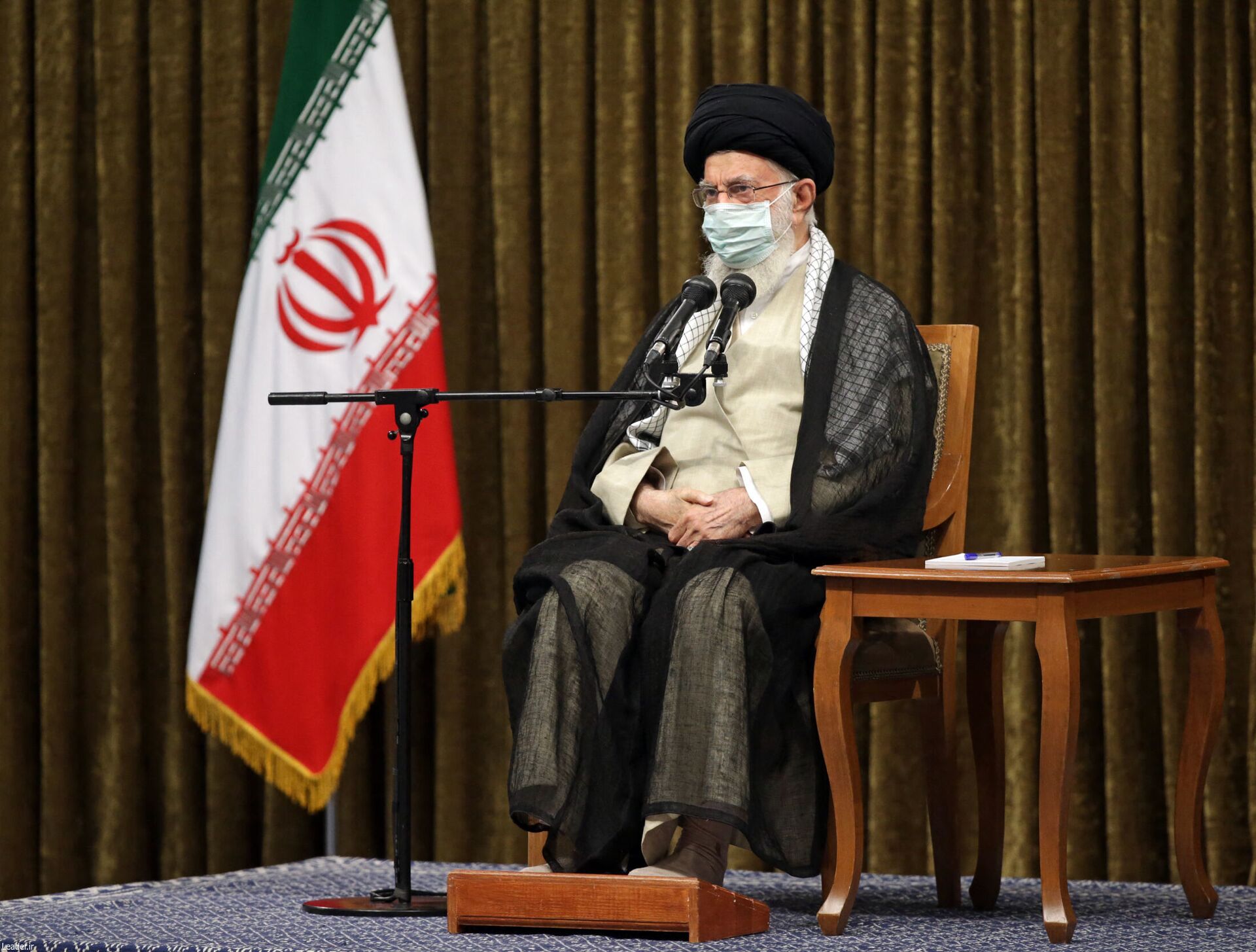 Aiatolá Ali Khamenei, líder supremo do Irã, durante encontro com Ebrahim Raisi, presidente do Irã, e seu gabinete (fora da foto), em Teerã, Irã, 28 de agosto de 2021 - Sputnik Brasil, 1920, 22.09.2022