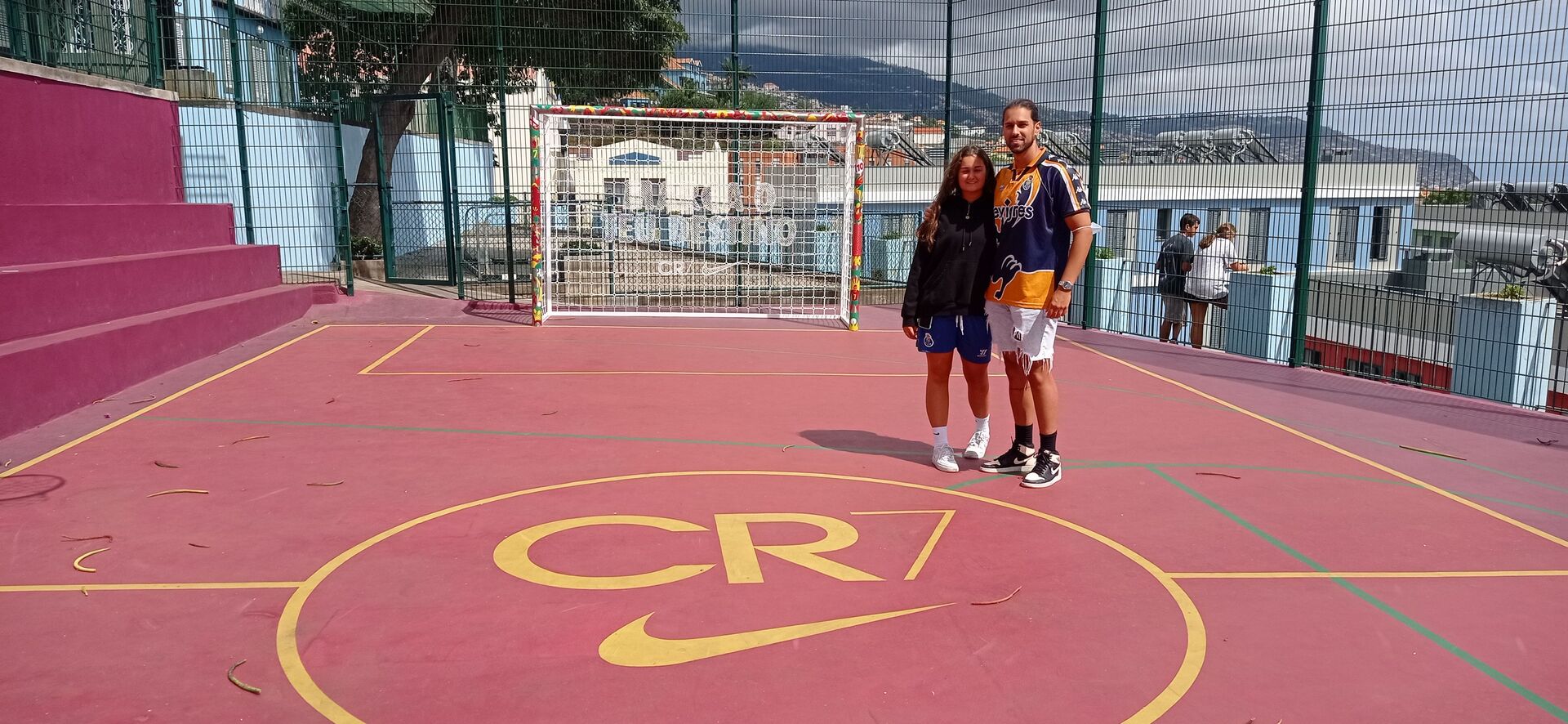 O português Rubens Ferreira e sua namorada, que moram na Suíça, visitam a quadra de CR7 pela primeira vez - Sputnik Brasil, 1920, 09.11.2021