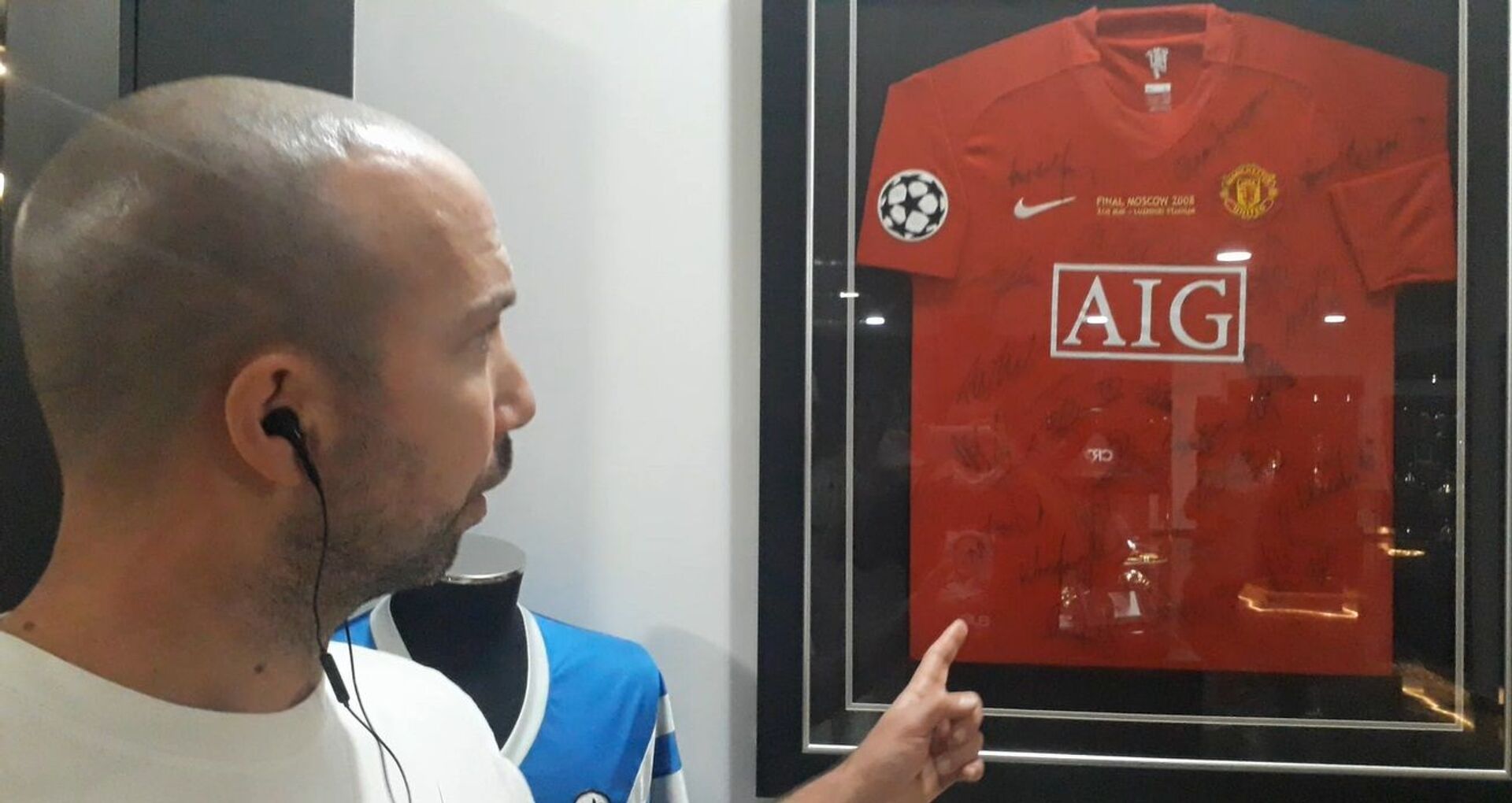 Nuno Mendes, guia do Museu CR7, mostra a camisa com a qual Ronaldo conquistou a última Liga dos Campeões pelo Manchester - Sputnik Brasil, 1920, 09.11.2021