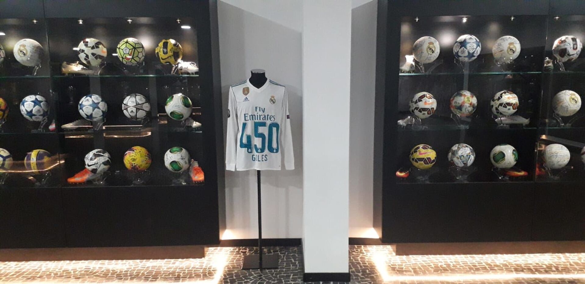 Algumas das bolas com as quais CR7 fez mais de 50 hat tricks, separadas por uma camisa comemorativa do Real Madrid - Sputnik Brasil, 1920, 09.11.2021