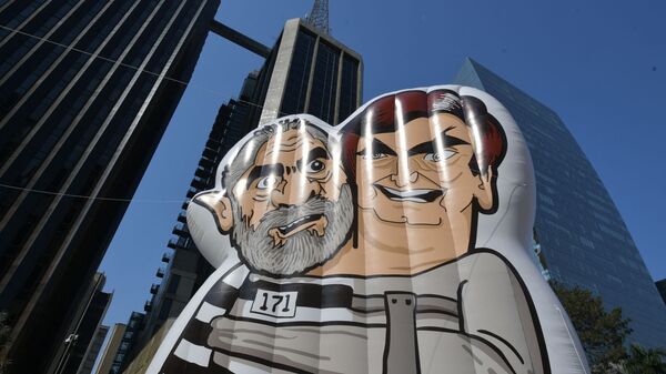 Boneco inflável de Jair Bolsonaro e Lula da Silva durante o protesto contra o presidente, São Paulo, 12 de setembro de 2021 - Sputnik Brasil