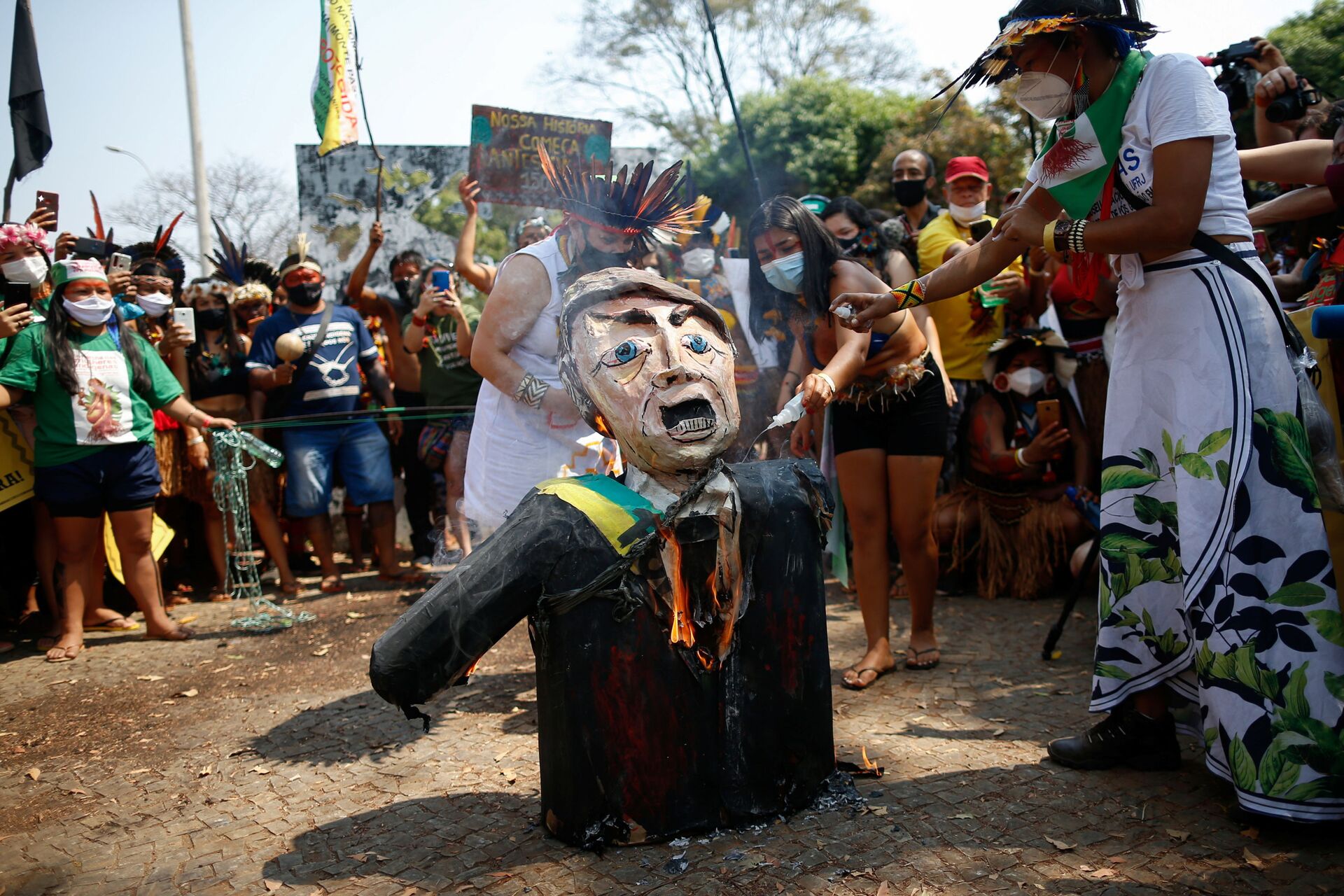 Pessoas queimam efígie representando o presidente do Brasil Jair Bolsonaro durante a segunda marcha das mulheres indígenas, Brasília, 10 de setembro de 2021 - Sputnik Brasil, 1920, 09.11.2021