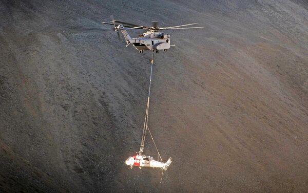 Novo helicóptero do Corpo de Fuzileiros Navais dos EUA, CH-53K King Stallion, resgata o helicóptero MH-60 Seahawk em sua primeira missão real. - Sputnik Brasil