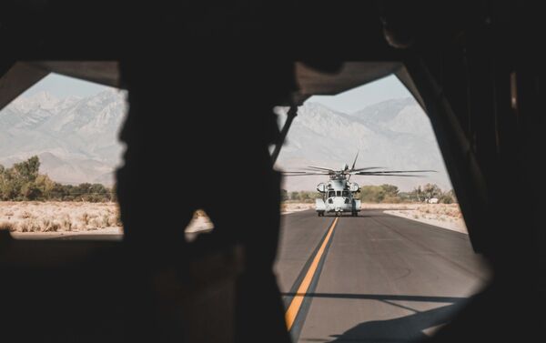 Novo helicóptero do Corpo de Fuzileiros Navais dos EUA, CH-53K King Stallion, resgata o helicóptero MH-60 Seahawk em sua primeira missão real. - Sputnik Brasil