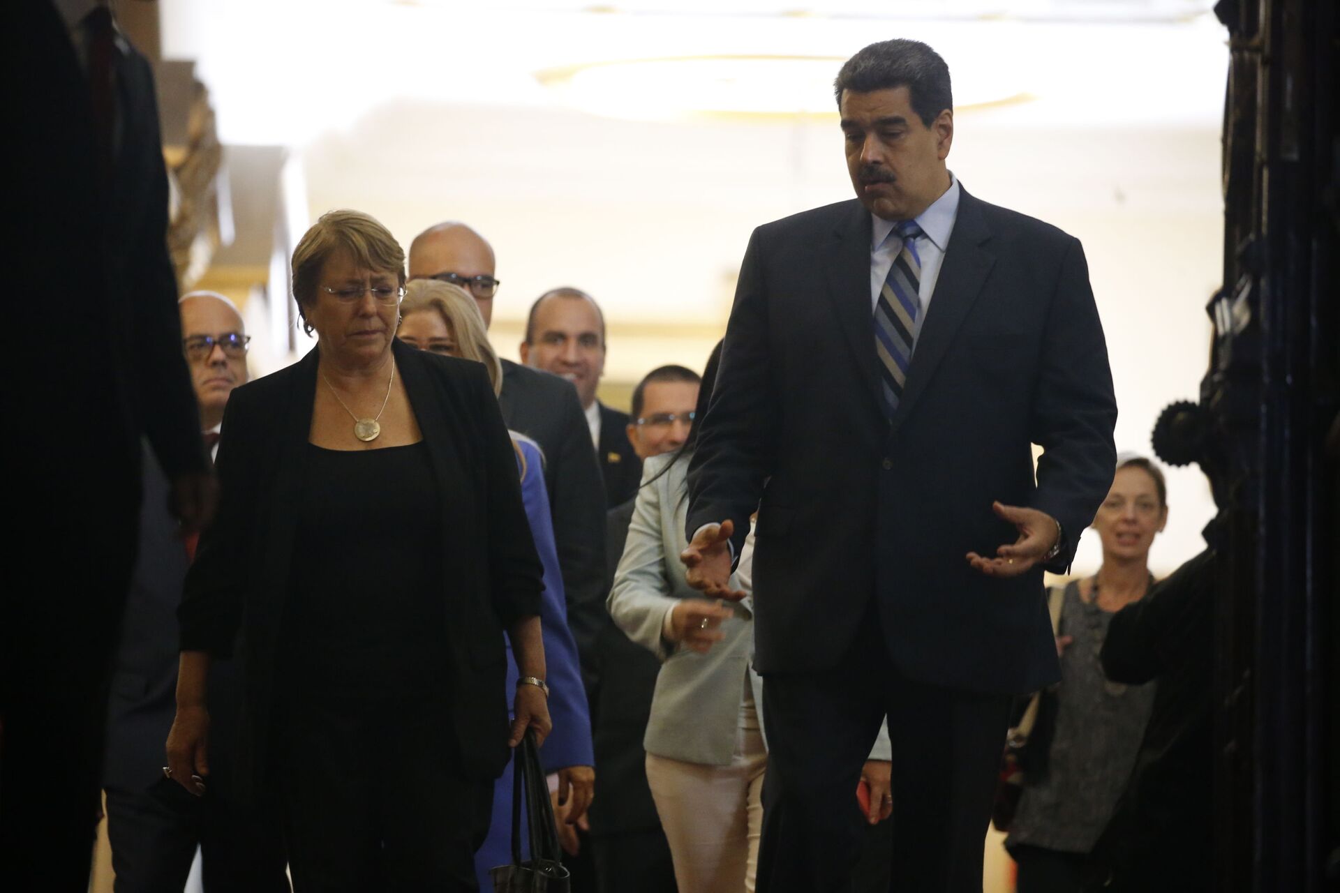 A Alta Comissária da ONU para os Direitos Humanos, Michelle Bachelet, à esquerda, conversa com o presidente da Venezuela, Nicolas Maduro, enquanto eles saem de uma reunião no Palácio Presidencial Miraflores, em Caracas, Venezuela (foto de arquivo) - Sputnik Brasil, 1920, 09.11.2021