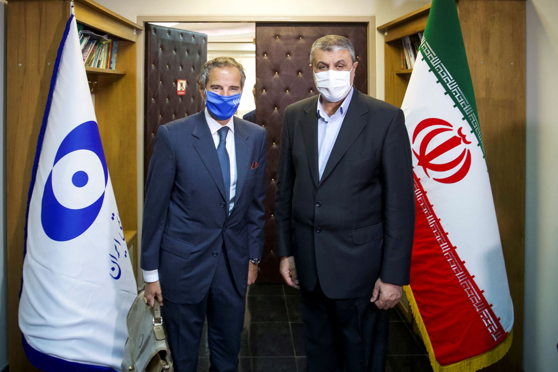 O diretor-geral da Agência Internacional de Energia Atômica (AIEA), Rafael Grossi, encontra-se com o chefe da Organização de Energia Atômica do Irã, Mohammad Eslami, em Teerã, Irã, 12 de setembro de 2021 - Sputnik Brasil, 1920, 09.11.2021