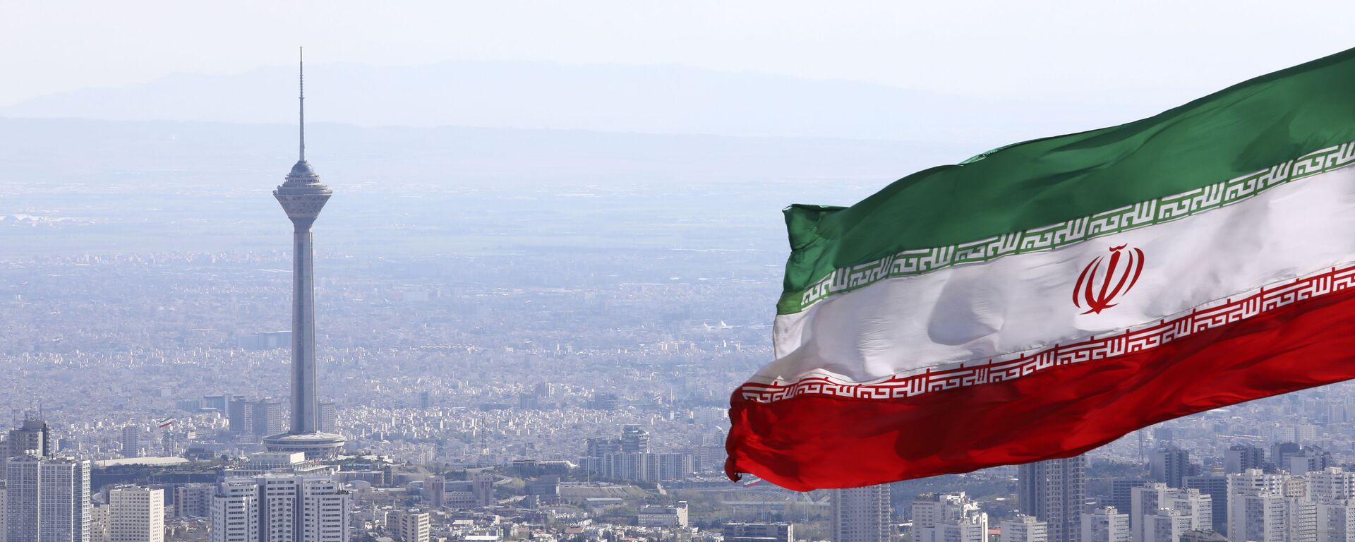 Bandeira do Irã com o pano de fundo da cidade de Teerã, Irã, 31 de março de 2020 - Sputnik Brasil, 1920, 01.02.2024