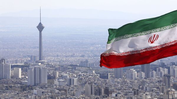 Bandeira do Irã com o pano de fundo da cidade de Teerã, Irã, 31 de março de 2020 - Sputnik Brasil