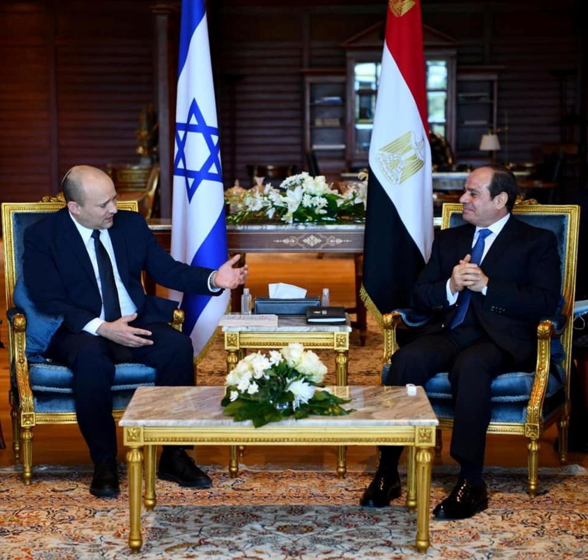 Presidente do Egito, Abdel Fattah al-Sisi, e premiê de Israel, Naftali Bennett, na cidade de Sharm El-Sheikh, Egito, 13 de setembro de 2021 - Sputnik Brasil, 1920, 09.11.2021