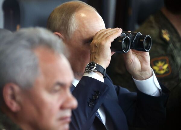 Vladimir Putin, presidente da Rússia, durante a etapa principal dos exercícios militares Zapad 2021, no polígono de Mulino, região de Nizhny Novgorod, Rússia. - Sputnik Brasil