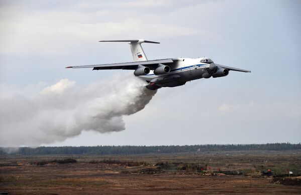 Avião de transporte militar pesado IL-76TD lança água durante a etapa principal dos exercícios militares Zapad 2021, no polígono de Mulino, região de Nizhny Novgorod, Rússia. - Sputnik Brasil