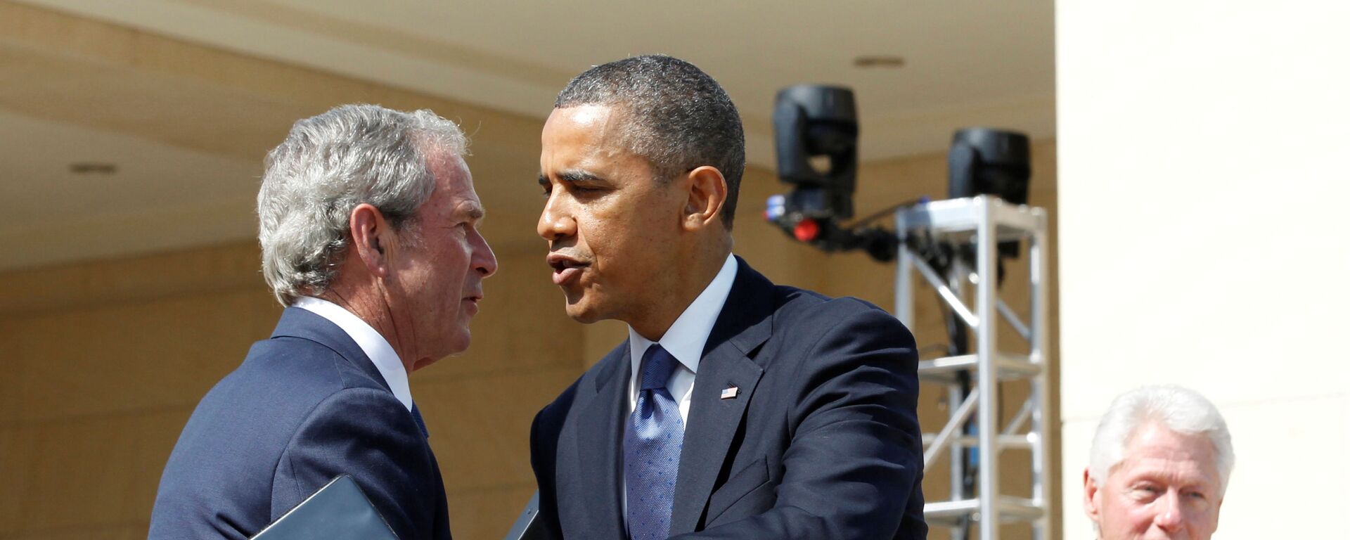 Ex-presidentes dos EUA Barack Obama e George W. Bush em uma cerimônia em Dallas, Estados Unidos, 25 de abril de 2013 - Sputnik Brasil, 1920, 15.09.2021