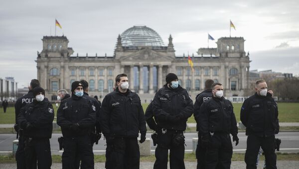 Policiais guardam em frente ao parlamento alemão, o edifício do Reichstag, durante protestos contra uma lei para combater a pandemia de coronavírus em Berlim, Alemanha, 16 de abril de 2021 - Sputnik Brasil