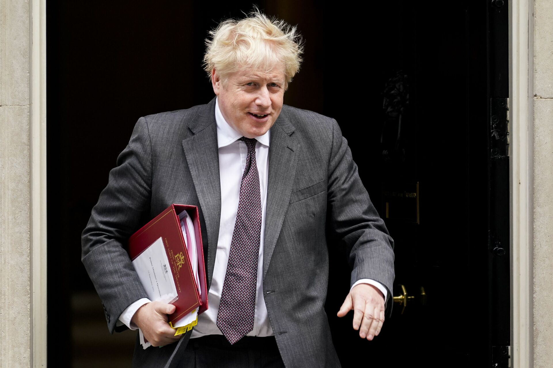 Primeiro-ministro britânico Boris Johnson deixa sua residência e se dirige para a sessão semanal de questões ao Parlamento, Londres, 15 de setembro de 2021 - Sputnik Brasil, 1920, 09.11.2021