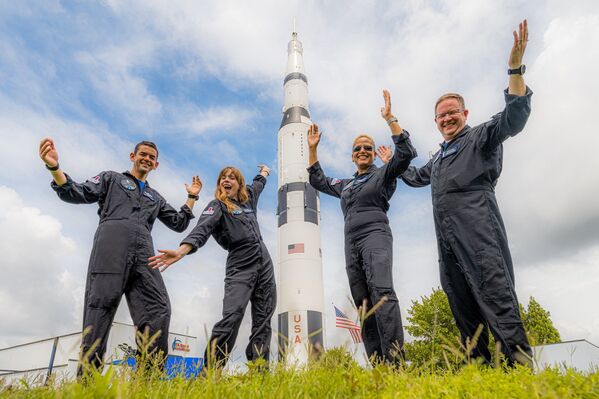 Tripulação Inspiration4 de Jared Issacman, Hayley Arceneaux, Sian Proctor e Chris Sembroski posa em trajes espaciais, 15 de setembro de 2021.    - Sputnik Brasil