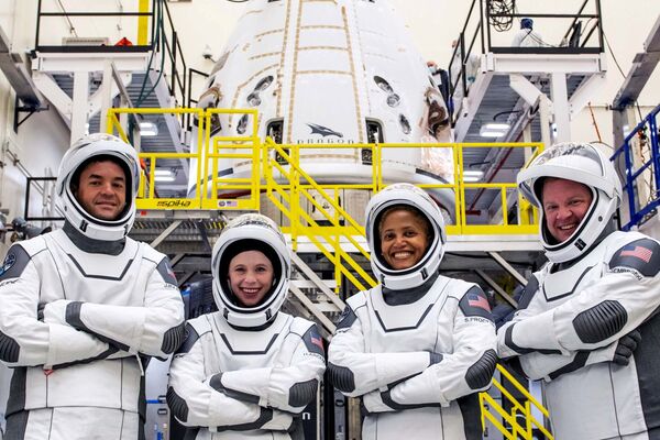 Tripulação Inspiration4 de Jared Issacman, Hayley Arceneaux, Sian Proctor e Chris Sembroski em trajes espaciais, 15 de setembro de 2021.  - Sputnik Brasil