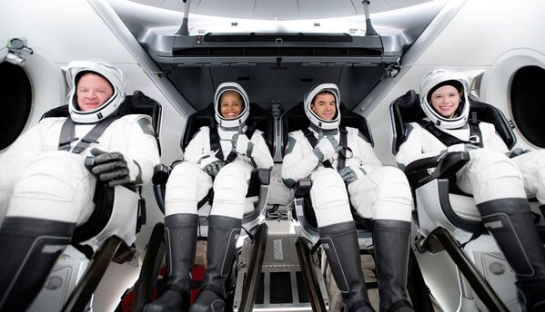 Tripulação Inspiration4 de Jared Issacman, Hayley Arceneaux, Sian Proctor e Chris Sembroski em trajes espaciais, 15 de setembro de 2021.   - Sputnik Brasil