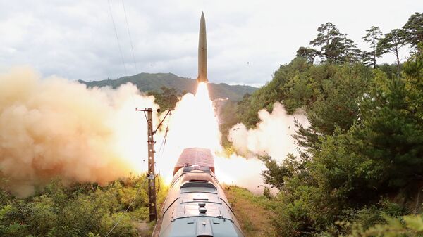 Míssil sendo lançado durante um exercício do Regimento Ferroviário de Mísseis Móveis na Coreia do Norte - Sputnik Brasil