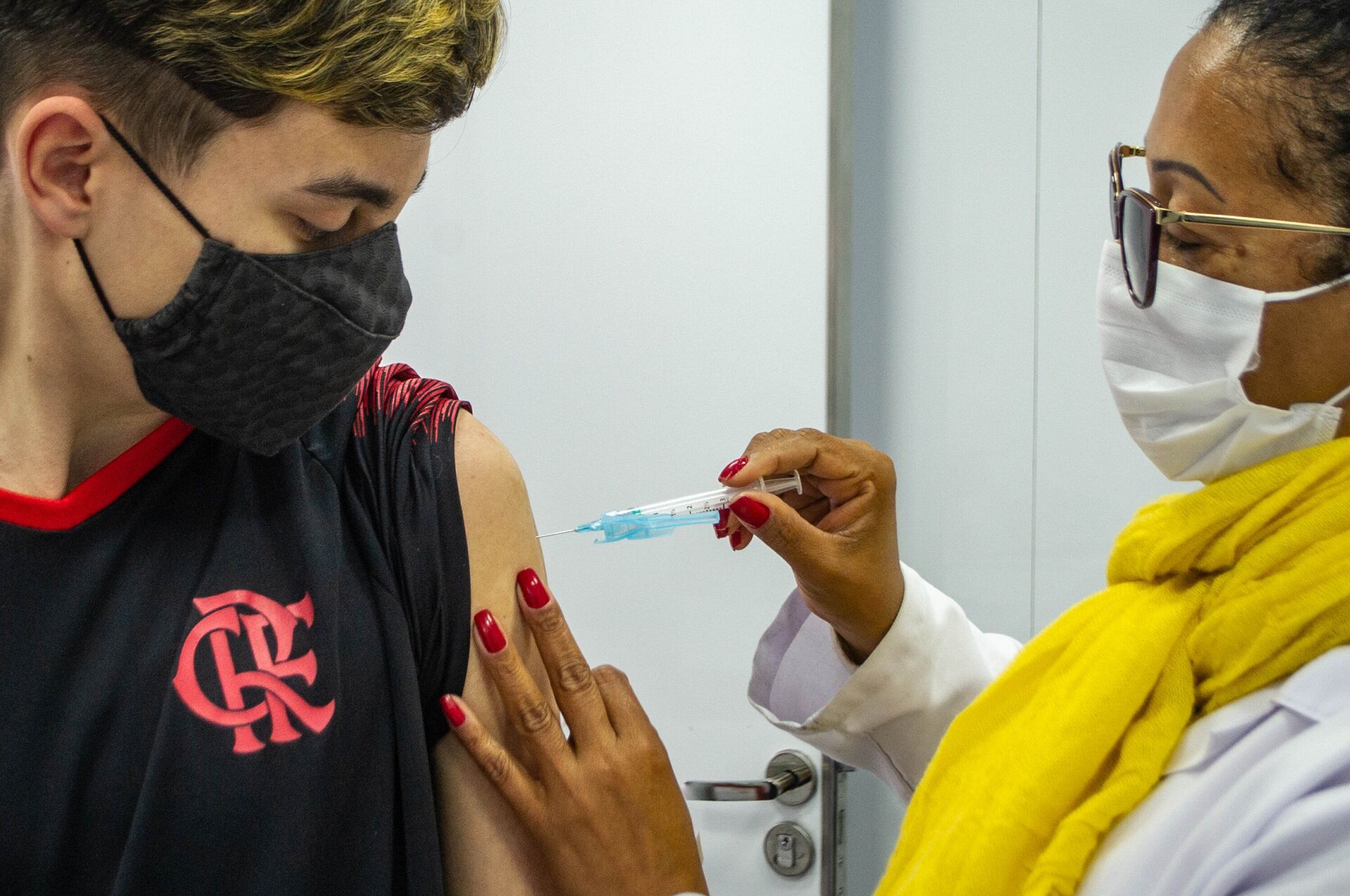 Adolescente recebe vacina da Pfizer em Porto Alegre, 16 de setembro de 2021 - Sputnik Brasil, 1920, 09.11.2021
