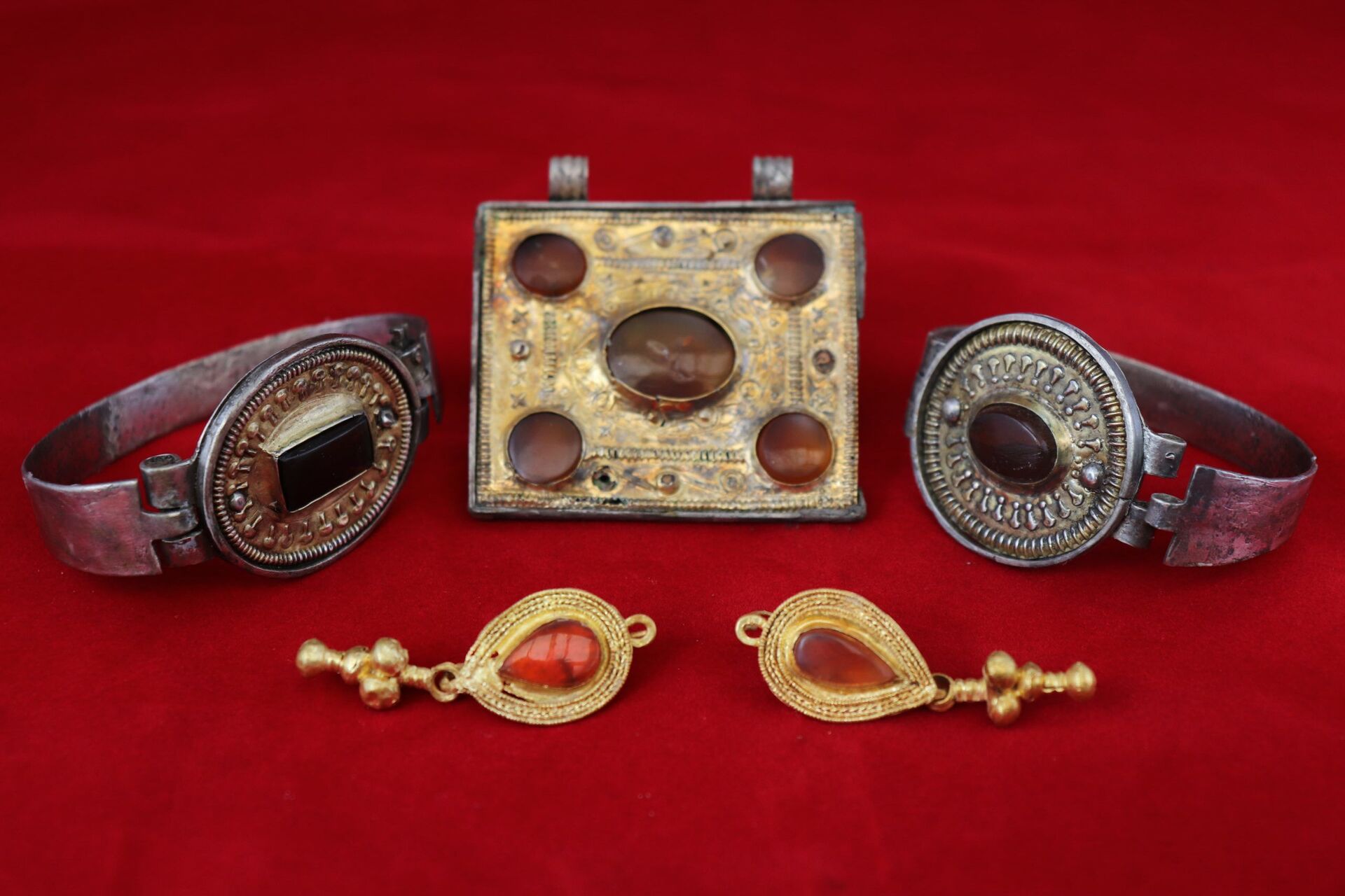 Descobrem em necrópole na Crimeia rara coleção de joias do século III - Sputnik Brasil, 1920, 09.11.2021