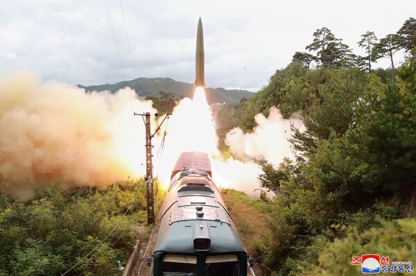 Míssil sendo lançado durante um exercício do Regimento Ferroviário de Mísseis Móveis na Coreia do Norte, em 15 de setembro de 2021. - Sputnik Brasil