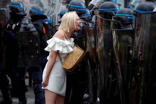 Mulher grita para policiais durante protestos contra restrições da COVID-19 em Paris, França, em 11 de setembro de 2021. - Sputnik Brasil