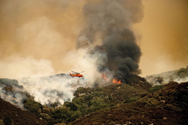 Helicóptero de combate a incêndios se prepara para lançar água sobre Parque Nacional de Sequoias, no estado norte-americano da Califórnia, em 15 de setembro de 2021. - Sputnik Brasil