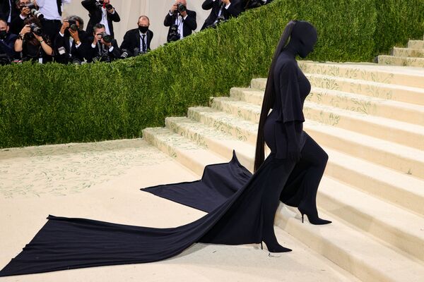 Kim Kardashian desfila completamente vestida de negro durante Met Gala 2021, no estado norte-americano de Nova York, em 13 de setembro de 2021. - Sputnik Brasil