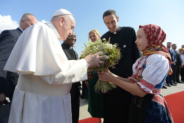 Papa Francisco é recebido por criança eslovaca usando roupas tradicionais em Bratislava, em 12 de setembro de 2021. - Sputnik Brasil