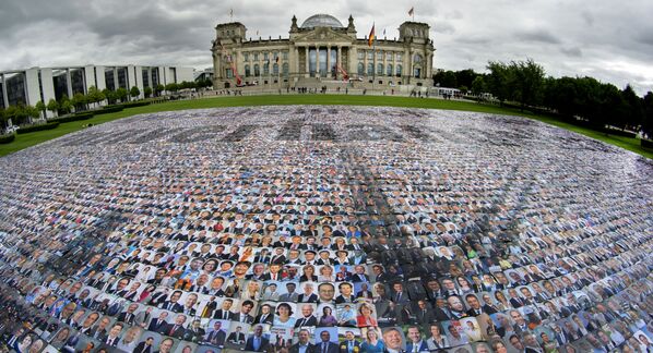 Retratos de políticos são colocados em frente ao parlamento alemão em forma de protesto contra violações aos diretos humanos nas fronteiras exteriores da Europa, em 16 de setembro de 2021. - Sputnik Brasil