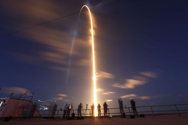Lançamento do foguete Falcon 9, com a tripulação Inspiration4 dentro da cápsula espacial Dragon, a partir do Cabo Canaveral, 15 de setembro de 2021. - Sputnik Brasil