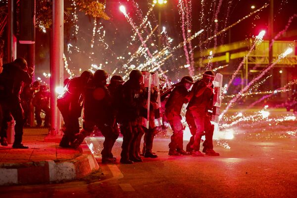 Fogos de artifício são lançados contra policiais em protestos contra o governo em Bangkok, na Tailândia, em 13 de setembro de 2021. - Sputnik Brasil