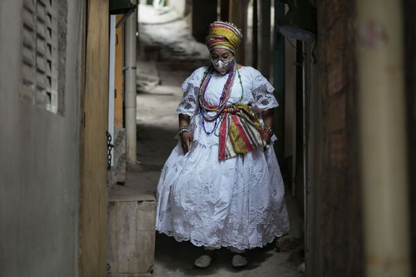 Vendedora de comida de rua, Mila Veloso, na favela de Paraisópolis, em São Paulo, enquanto ocorrem celebrações dos 100 anos dessa comunidade, em 16 de setembro de 2021. - Sputnik Brasil